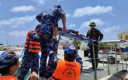 Tàu Hải quân đưa hai ngư dân bị bệnh nặng về bờ an toàn trong điều kiện sóng dữ