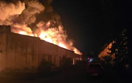 Cháy kho xưởng 1.700 m2 ở Trương Định, Hà Nội: 1 chiến sĩ bị ngạt khói khi dập lửa