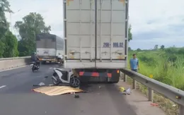 Va chạm xe tải đang đỗ, 3 bà cháu trong cùng gia đình tử vong