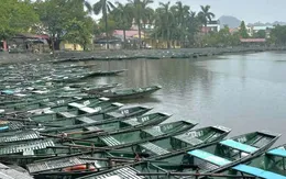 Ninh Bình tạm dừng đón khách du lịch bằng phương tiện đường thủy