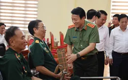 Bộ trưởng Bộ Công an thăm, tặng quà trung tâm điều dưỡng người có công tỉnh Phú Thọ