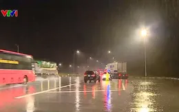 CSGT tăng cường tuần tra, hỗ trợ phương tiện trên cao tốc khi mưa bão