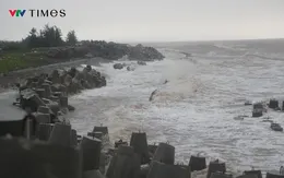 Ven biển Ninh Bình vẫn có sóng to gió lớn sau khi bão đổ bộ