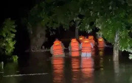 Nghệ An: Người dân xuyên đêm lên núi tìm nơi tránh lũ