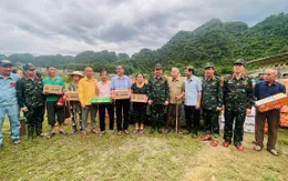 Nhân dân xã Con Cuông (Nghệ An) nhận hàng cứu trợ của quân đội