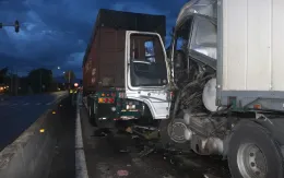 Tông vào đuôi container trên Quốc lộ 1A, tài xế xe đầu kéo mắc kẹt trong cabin