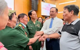 Phường Đống Đa (Hà Nội) gặp mặt, trao quà tri ân 135 gia đình chính sách tiêu biểu