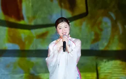 Chương trình "Bản hùng ca bất diệt": Sao mai Nguyễn Thu Hằng xúc động hát "Mẹ yêu con" dưới chân tượng đài Mẹ Thứ