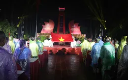 Hơn 2.000 ngọn nến thắp sáng dưới mưa tri ân các anh hùng liệt sĩ