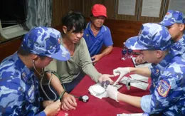 Cảnh sát biển 4 kịp thời hỗ trợ ngư dân gặp nạn trên biển
