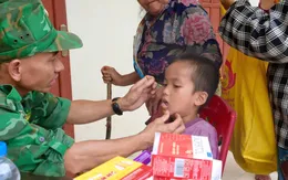 Bộ đội Biên phòng khám bệnh miễn phí cho người dân vùng lũ