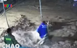 Người đàn ông lao xuống dòng lũ dữ cứu người bị nước cuốn trôi