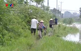 Người dân khổ sở vì đường từ thôn ra đồng xây dựng hơn 10 năm chưa xong