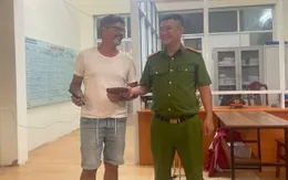 Công an Hà Nội trao trả tài sản cho du khách Pháp đánh rơi