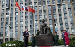 Gắn biển Quảng trường Hồ Chí Minh tại St. Petersburg, Nga