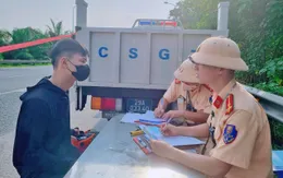 CSGT Hà Nội xử phạt nhiều người điều khiển xe máy đi vào đường cao tốc