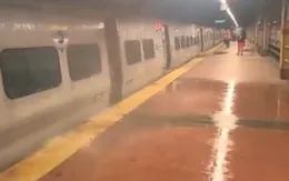 Ga tàu điện ngầm ở New York (Mỹ) ngập nặng do mưa lớn