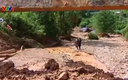 Sườn đồi nhiều vết sạt trượt đe dọa hàng trăm hộ dân ở Điện Biên