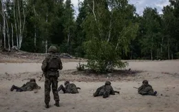 Thanh niên Ba Lan trải nghiệm trại hè quân đội