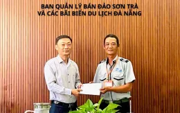 Đà Nẵng: 2 nhân viên bãi biển trả lại tài sản cho du khách nước ngoài