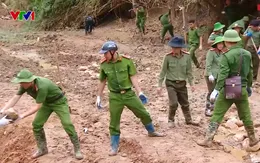 Công an Điện Biên vác đá, vá đường, giúp dân khắc phục hậu quả lũ lụt