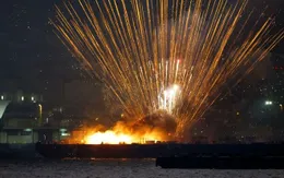 Hai sà lan chở pháo hoa bốc cháy tại Nhật Bản, 5 người nhảy xuống biển thoát thân