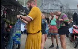 Khách Tây mặc váy H’Mông phản cảm: Chuyên gia văn hóa bức xúc