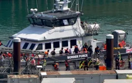 Pháp tiếp nhận nhóm người đầu tiên theo thỏa thuận hoán đổi di cư với Anh