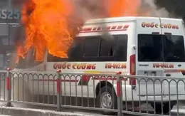 Cháy xe ô tô 16 chỗ ở TP Hồ Chí Minh sau tai nạn liên hoàn