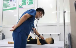 Trẻ ngộ độc sau khi uống lá lộc mại chữa táo bón