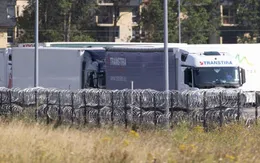 Pháp giải cứu 13 người di cư mắc kẹt trong xe tải đông lạnh trên đường sang Anh