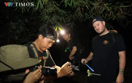 Du khách quốc tế thích thú với tour xem rắn giữa rừng đêm ở Việt Nam