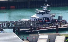 Áp lực gia tăng với Thủ tướng Starmer khi làn sóng di cư trái phép vào Anh chạm kỷ lục