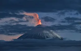 Núi lửa trên bán đảo Kamchatka (Nga) phun cột tro cao 12 km
