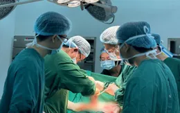 Lấy mô tự thân từ bụng tạo ngực, mang lại vóc dáng mới cho bệnh nhân ung thư vú
