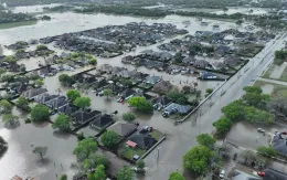 Bão lớn, lũ quét đe dọa miền Trung và miền Đông nước Mỹ