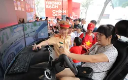 Người dân hào hứng trải nghiệm ngồi mô tô đặc chủng, học tín hiệu giao thông cùng CSGT