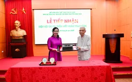 Người cận vệ năm xưa của Bác Hồ trao tặng hiện vật quý