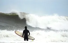 Bão Erin gây sóng cao bất thường tại nhiều bờ biển Mỹ