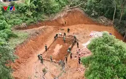 Bộ đội bám bản, giúp dân vùng lũ Điện Biên dựng nhà ở mới