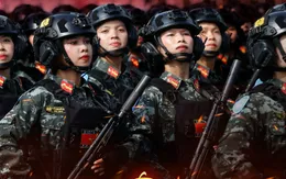 “Đi cùng diễu binh” - Nhập vai thành chiến sĩ tập luyện  nhiệm vụ A80
