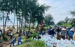 Hà Tĩnh huy động lực lượng gia cố đê