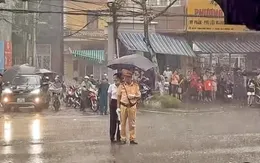 Cơn mưa rào bất chợt tô thắm tình cảm người dân với CSGT