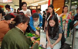 Giới trẻ tại TP Hồ Chí Minh khám phá phong tục Việt xưa