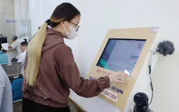 Robot lễ tân tận tụy tiếp dân tại 5 phường ở TP Hồ Chí Minh