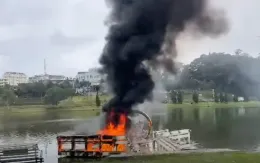 Người dân đốt vàng mã làm cháy cầu chữ Y ở hồ Xuân Hương, Đà Lạt