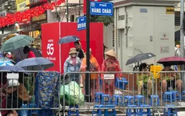 Người dân “đội mưa” từ sáng sớm giữ chỗ chờ xem sơ duyệt diễu binh, diễu hành A80