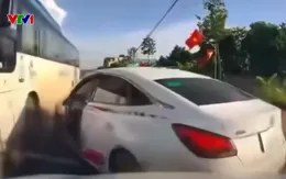 Ô tô con phóng nhanh, vượt ẩu đâm trúng xe khách