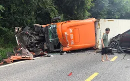 Lâm Đồng: Xe container lật chắn ngang đường, đèo Bảo Lộc ách tắc 2 chiều