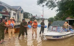 Thủy đoàn 1 vượt lũ cứu dân, cấp phát nhu yếu phẩm cho hàng trăm hộ ở Thanh Hóa